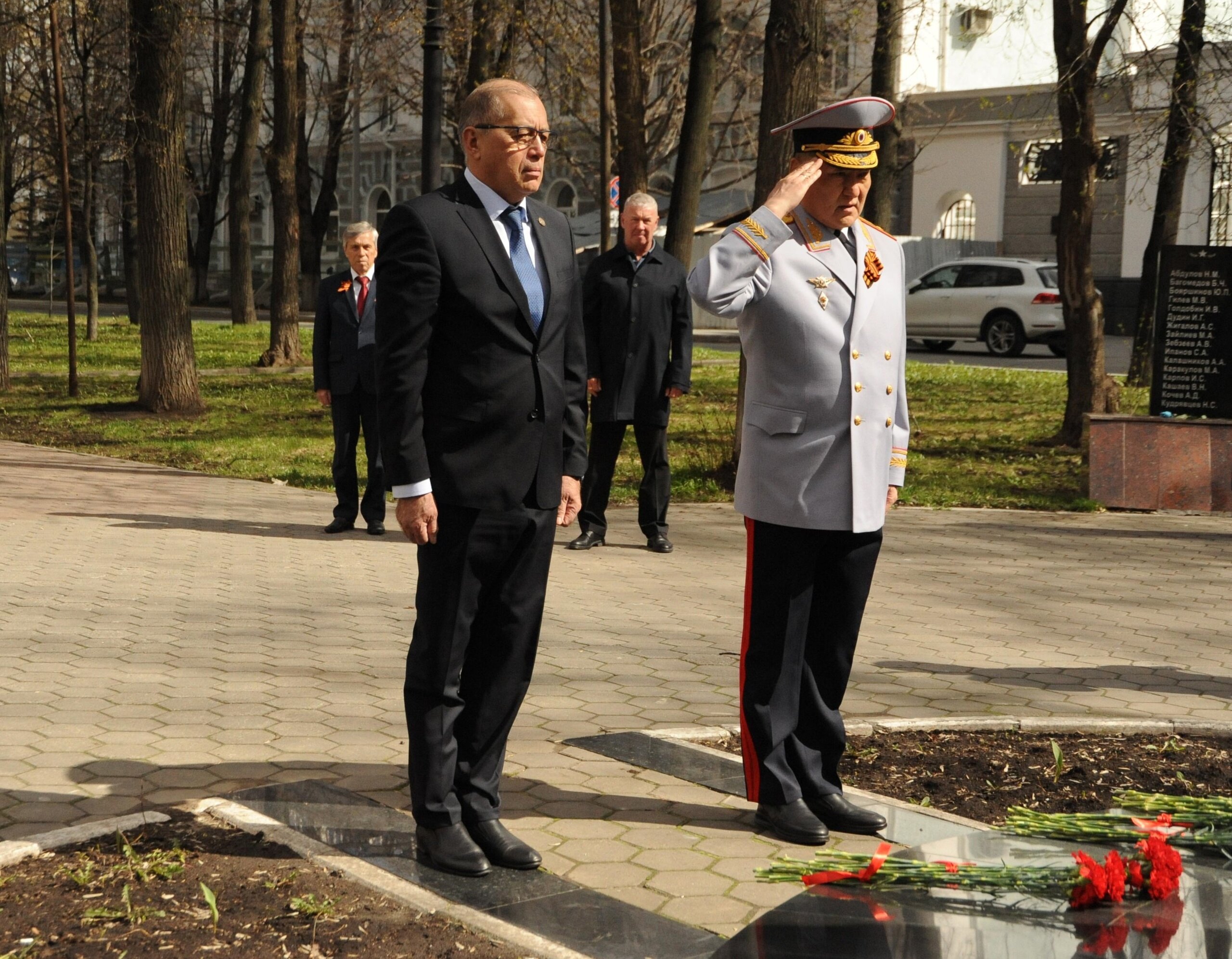 В Перми на Аллее славы состоялось возложение цветов у мемориала, воздвигнутого в честь сотрудников органов внутренних дел, погибших в годы Великой Отечественной войны и при выполнении служебных обязанностей