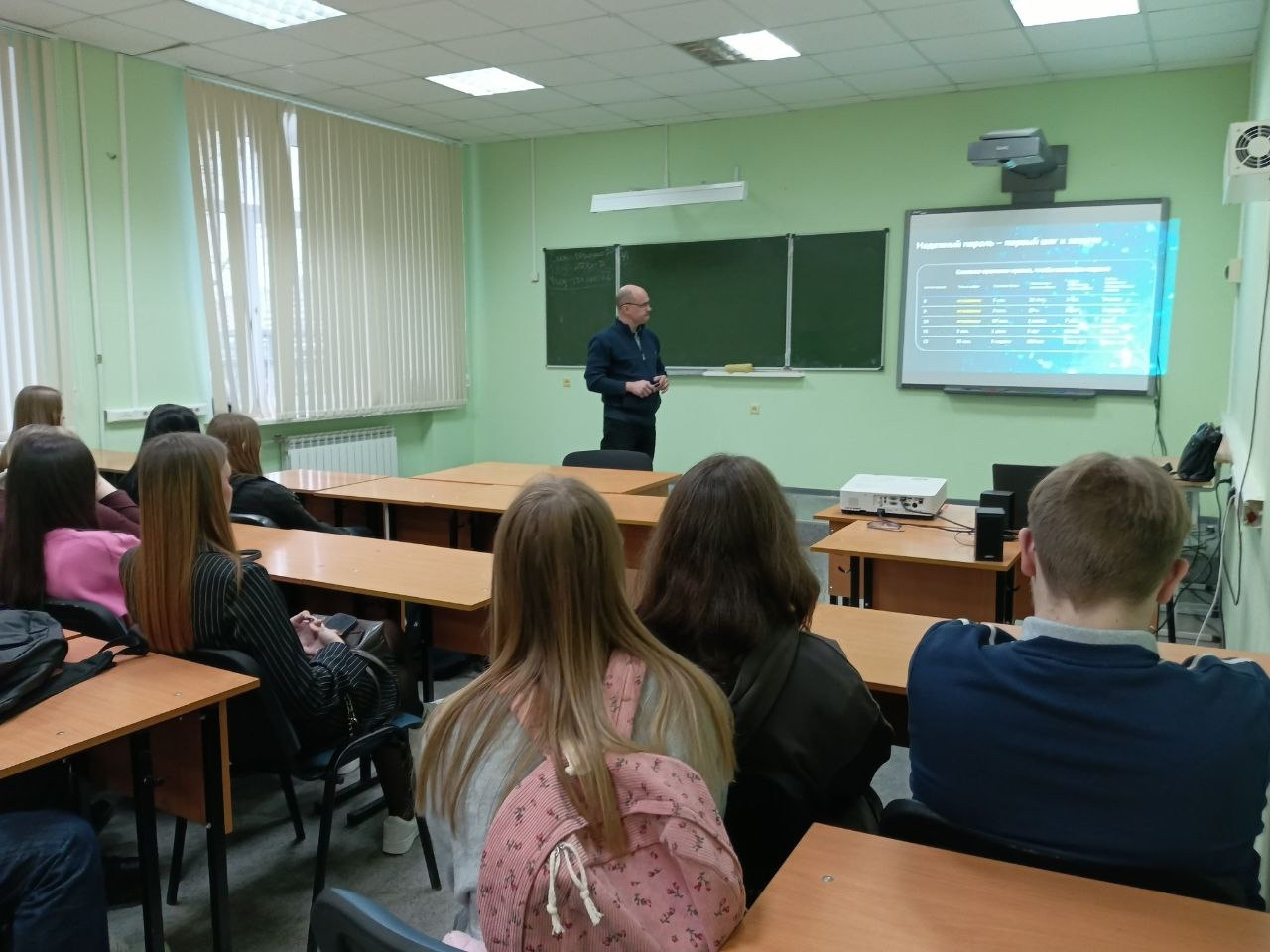 Состоялось важное мероприятие для студентов групп 102, 212 и 213 – лекция на тему «Финансовая и цифровая безопасность»